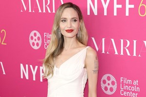 Angelina Jolie | Περπάτησε στο ίδιο κόκκινο χαλί με τον φημολογούμενο σύντροφό της - εικόνα 1