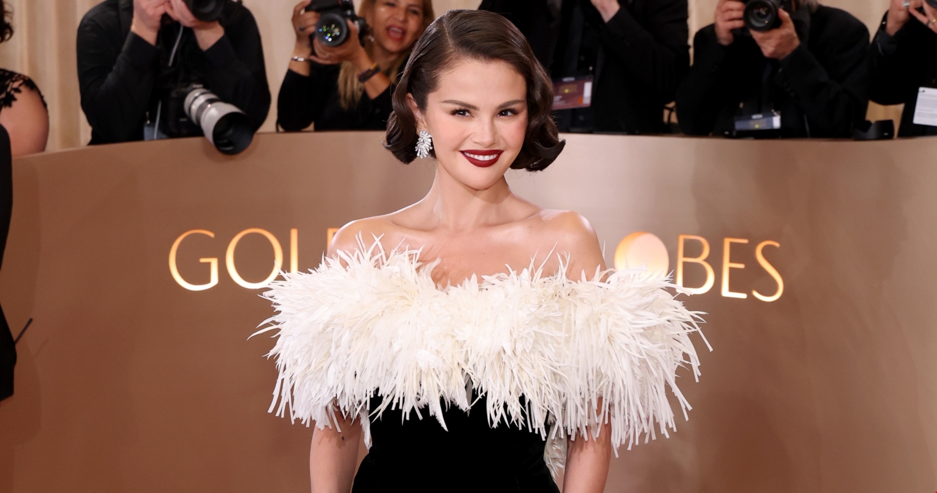 Selena Gomez | Χρειάστηκαν 323 ώρες για να δημιουργηθεί το Chanel φόρεμά της για τις Χρυσές Σφαίρες