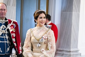 Mary της Δανίας | Σπάνια εμφάνιση με τιάρα που αγόρασε σε δημοπρασία το 2012 - εικόνα 1