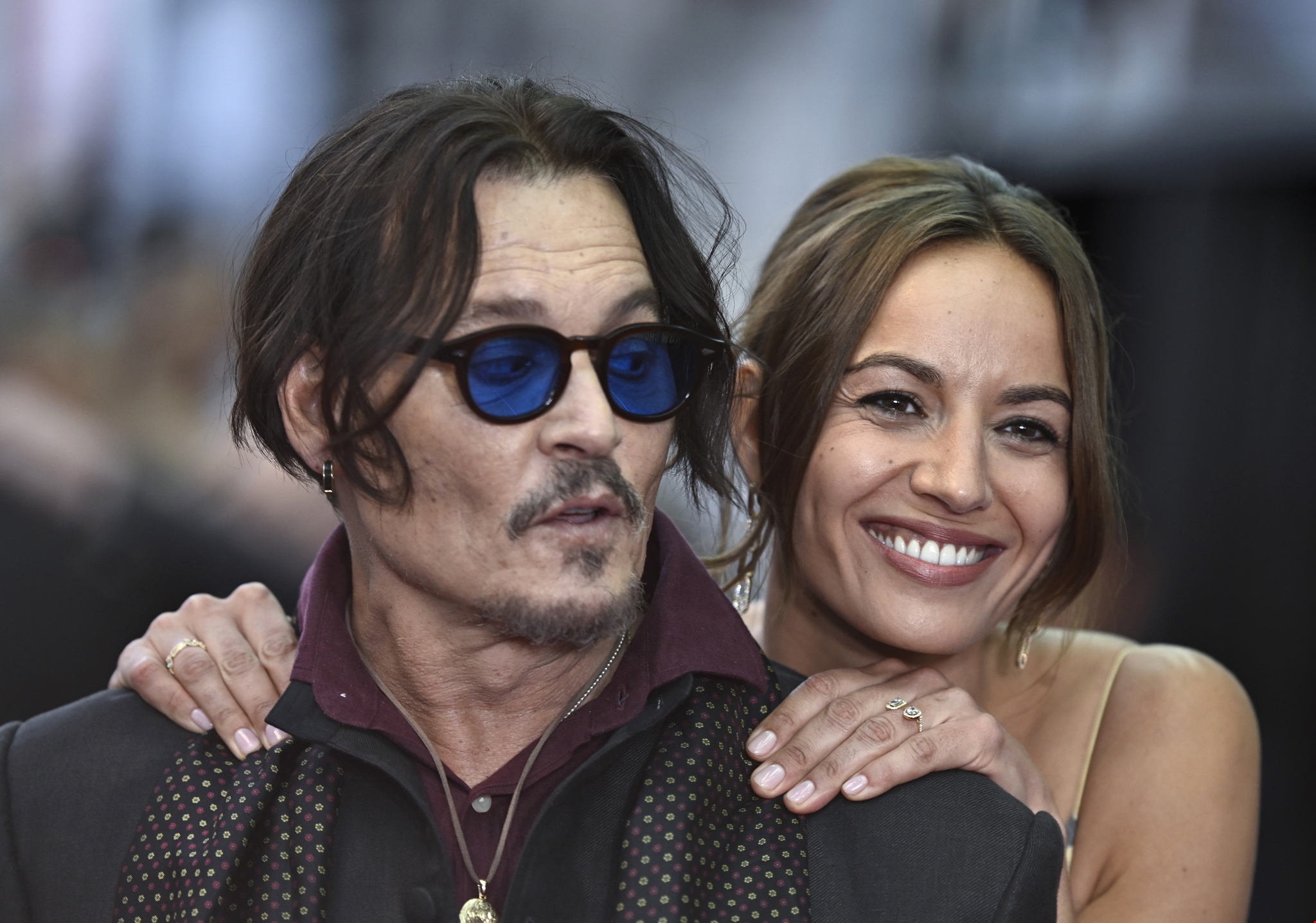 Johnny Depp | Η τρυφερή οικειότητα στο κόκκινο χαλί με την πρωταγωνίστρια της νέας του ταινίας