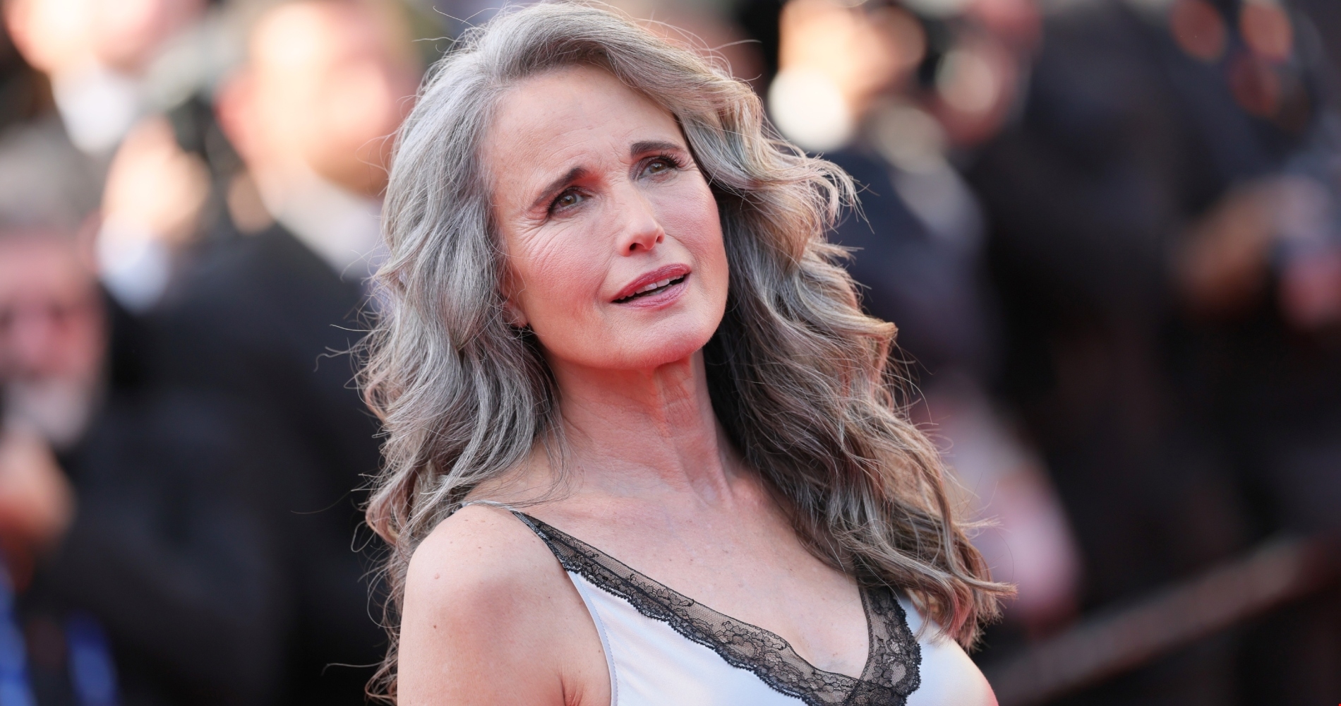 Andie McDowell | Η οικονομική αντιρυτιδική κρέμα της είναι το skincare staple που γυρνά τον χρόνο πίσω