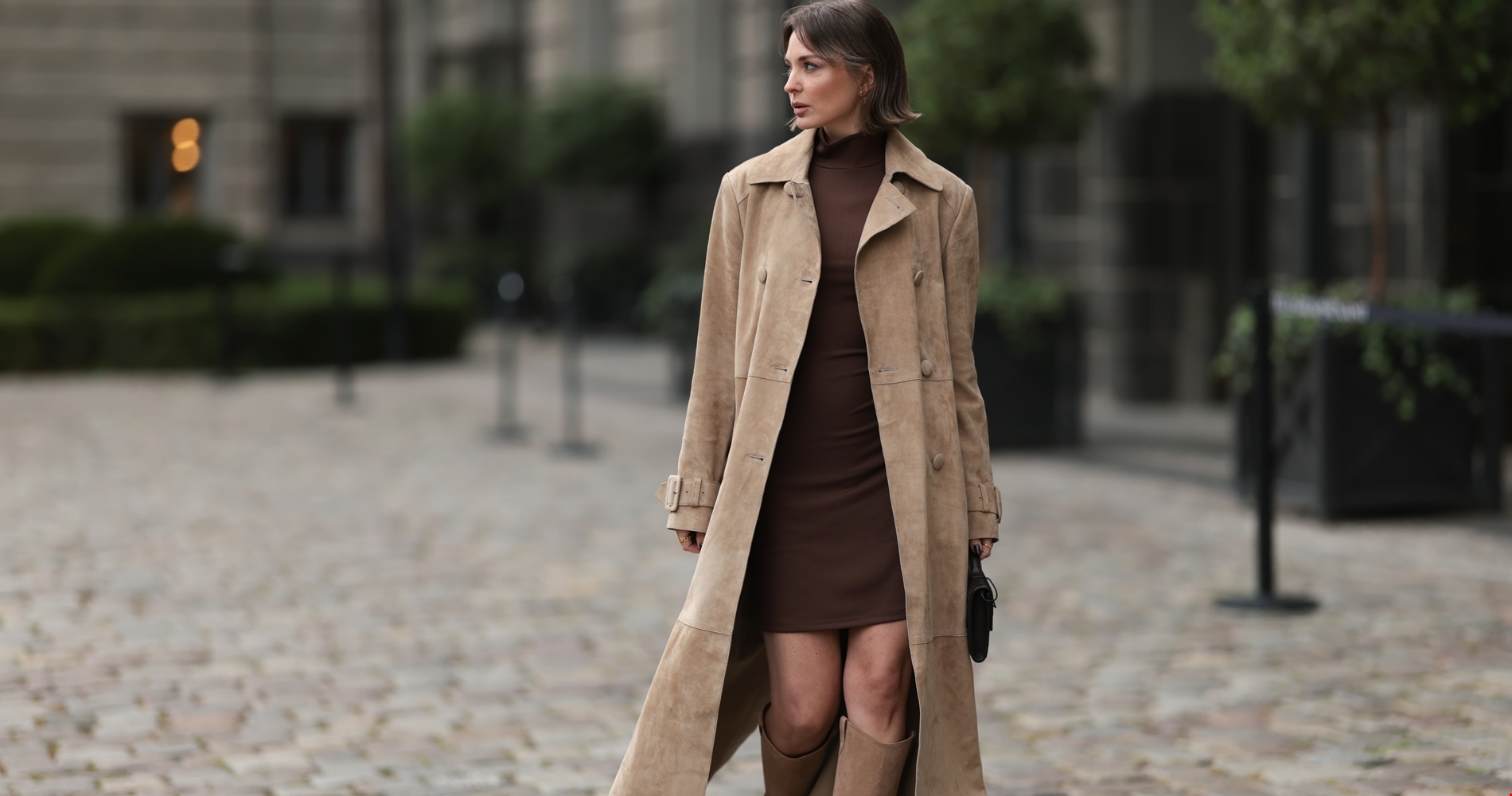 Φθινοπωρινός γάμος ή βάφτιση; Το καφέ χυτό φόρεμα από τη Massimo Dutti που θα σε βγάλει ασπροπρόσωπη