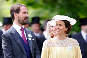 Nina Flohr | Η sexy chic εμφάνιση σε privé dinner με κόκκινο Gabriela Hearst κοστούμι - Το σχόλιο της Marie Chantal - εικόνα 4