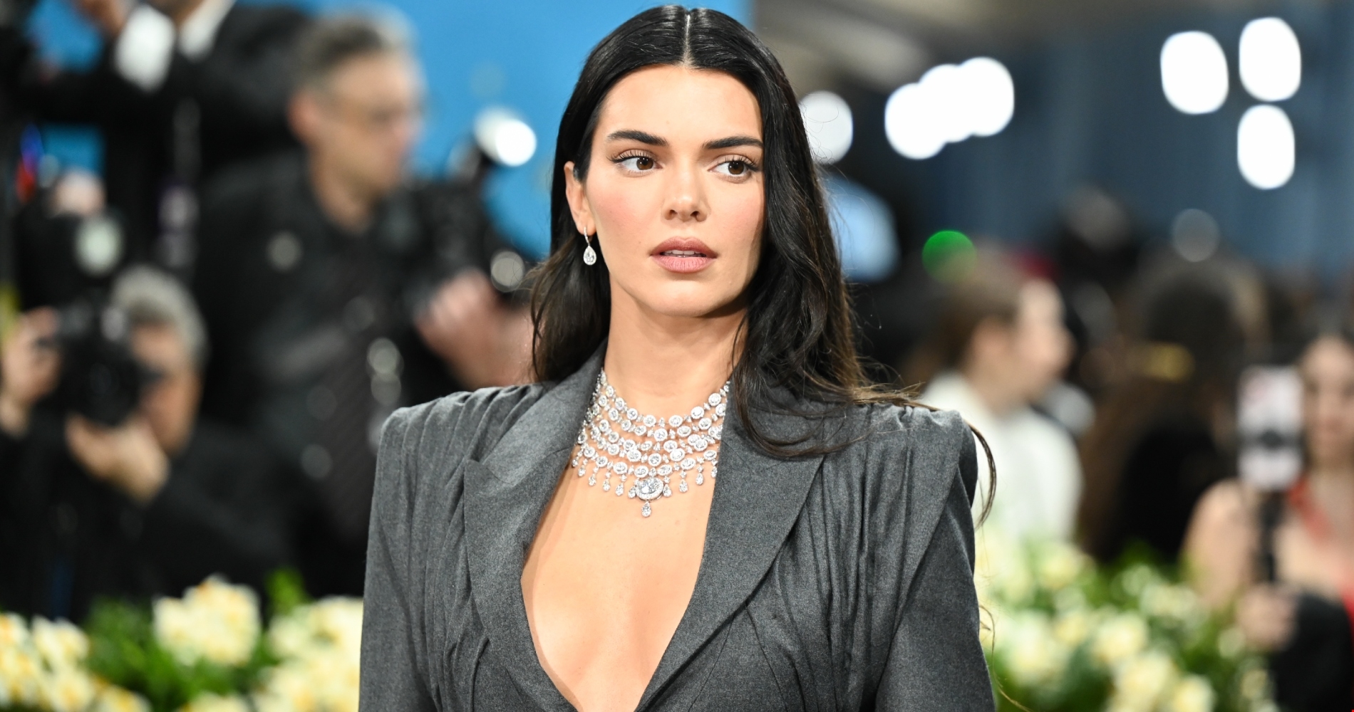 Chrome Dagger Nails | Το νέο μανικιούρ της Kylie Jenner είναι η εκκεντρική πρόταση που λίγες γυναίκες μπορούν να υποστηρίξουν - εικόνα 2