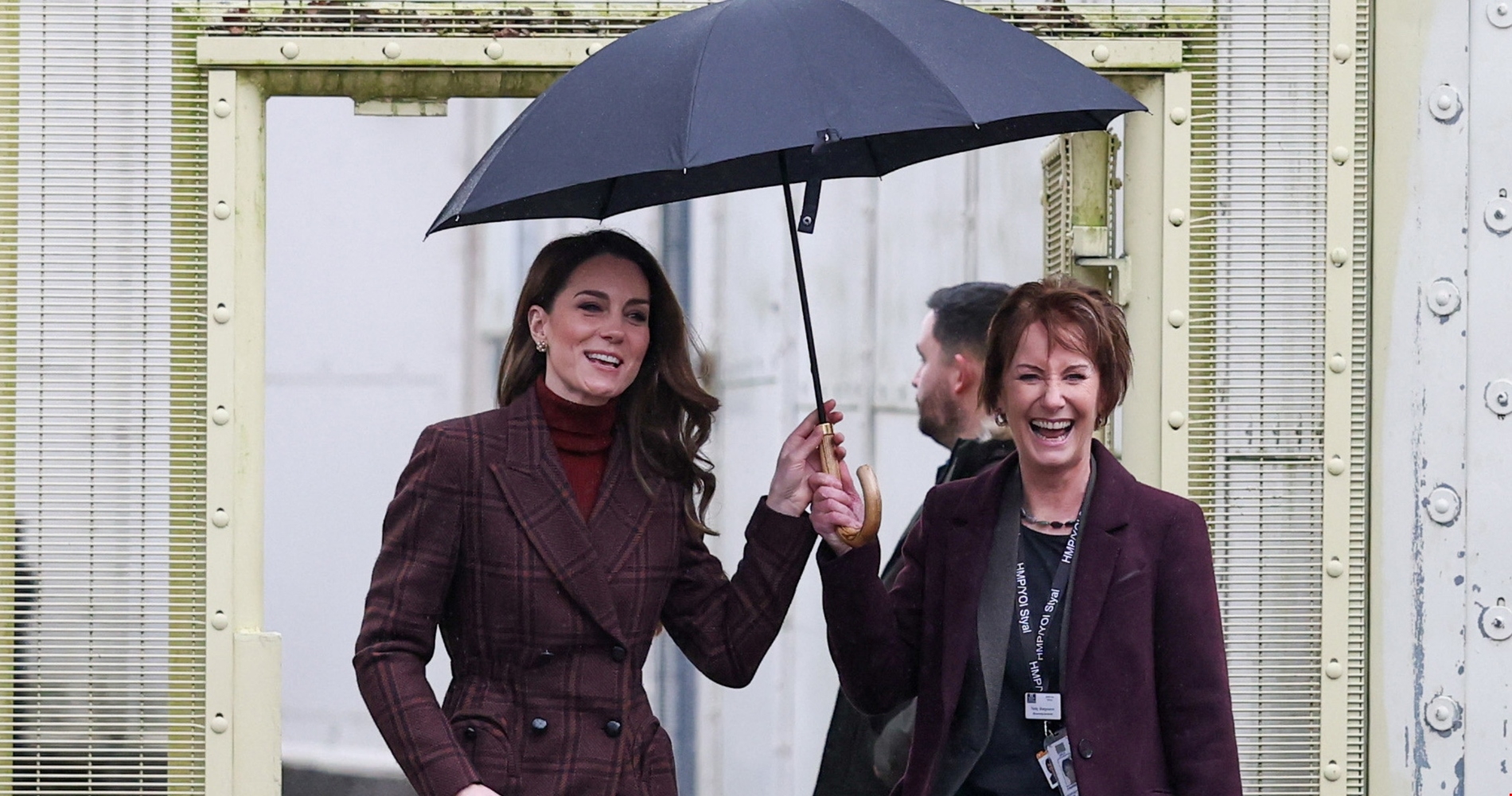 Letizia της Ισπανίας | Με midi μπορντό φόρεμα από τη Massimo Dutti και παλτό από τη Mango - εικόνα 2