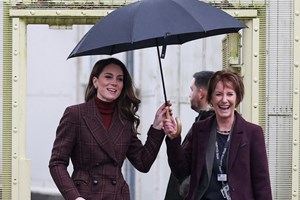 Letizia της Ισπανίας | Με midi μπορντό φόρεμα από τη Massimo Dutti και παλτό από τη Mango - εικόνα 2