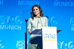 Πώς η Ράνια της Ιορδανίας επισκίασε την ιέρεια της μόδας Sheikha Al Mayassa σε gala στο Κατάρ - εικόνα 1