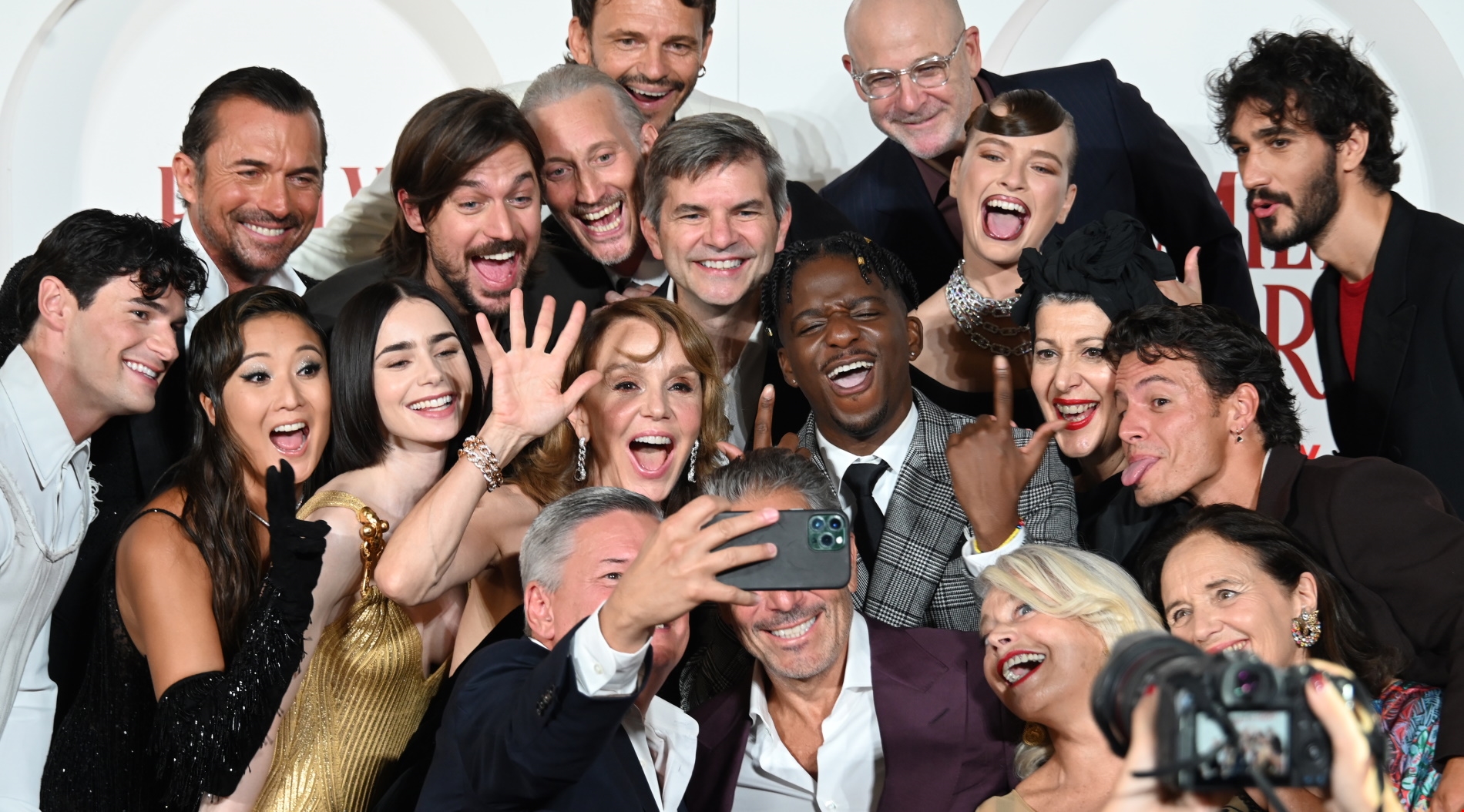 Kevin Dias | Ο πρωταγωνιστής του Emily in Paris κάνει διακοπές στη Μύκονο - εικόνα 2