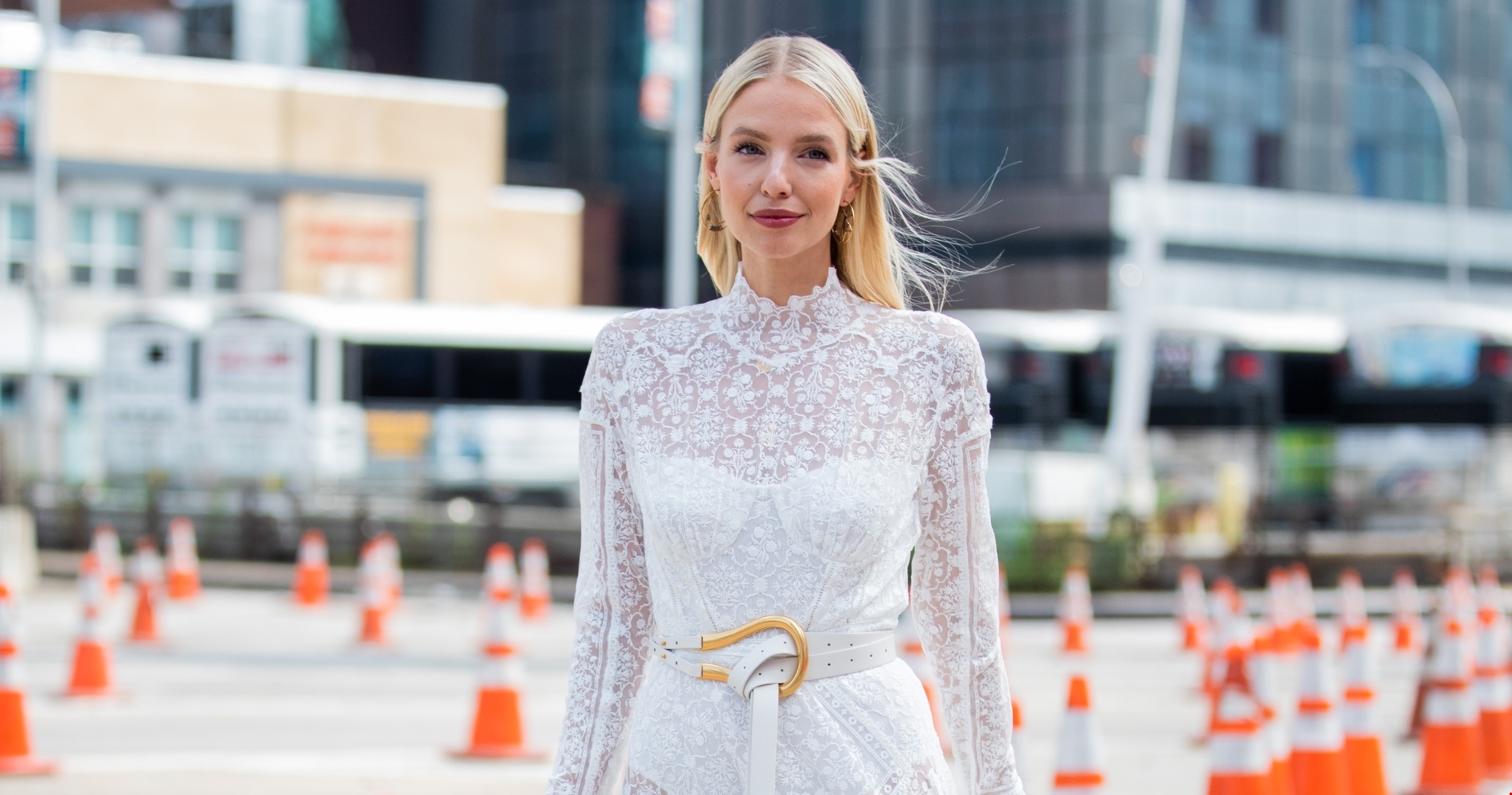 5 διαχρονικά κομμάτια σε λευκό χρώμα που χρειάζεσαι σίγουρα την άνοιξη και το καλοκαίρι