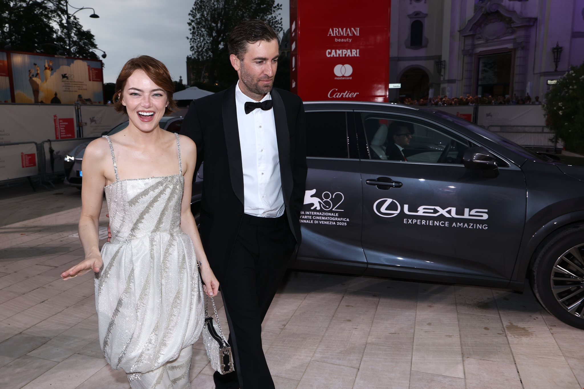 Φεστιβάλ Βενετίας | Το φιλί της Emma Stone στον σύζυγό της, λίγο πριν συναντήσει τον Γιώργο Λάνθιμο στο κόκκινο χαλί