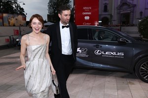 Γιώργος Λάνθιμος | Τον χειροκροτούσαν επί 7 λεπτά στην πρεμιέρα της ταινίας Bugonia στη Βενετία - εικόνα 1