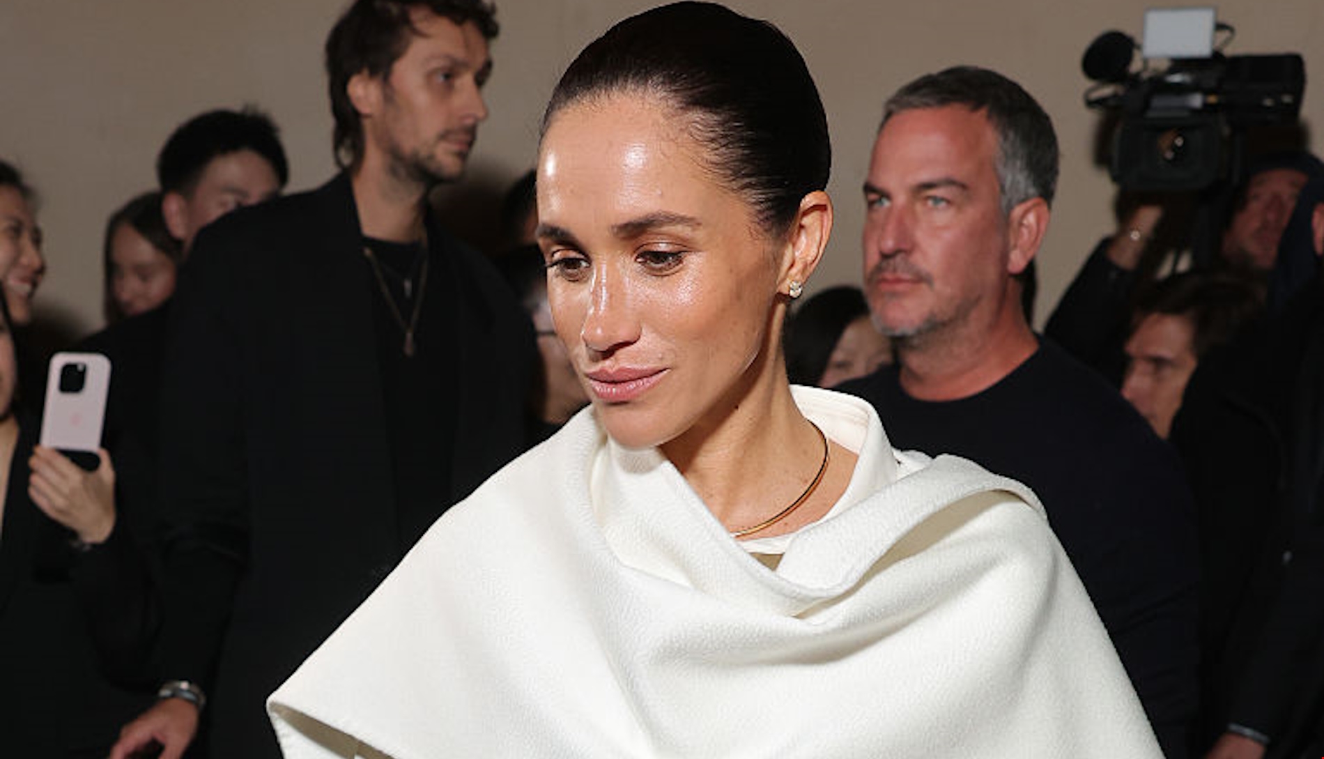 Meghan Markle | Η στιγμή που γελά εις βάρος μοντέλου στην Εβδομάδα Μόδας του Παρισιού