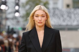 Αυτή η εντελώς ανέξοδη καθημερινή συνήθεια μειώνει το πρήξιμο στο πρόσωπο και συμβάλει στη σύσφιξη των πόρων - εικόνα 2