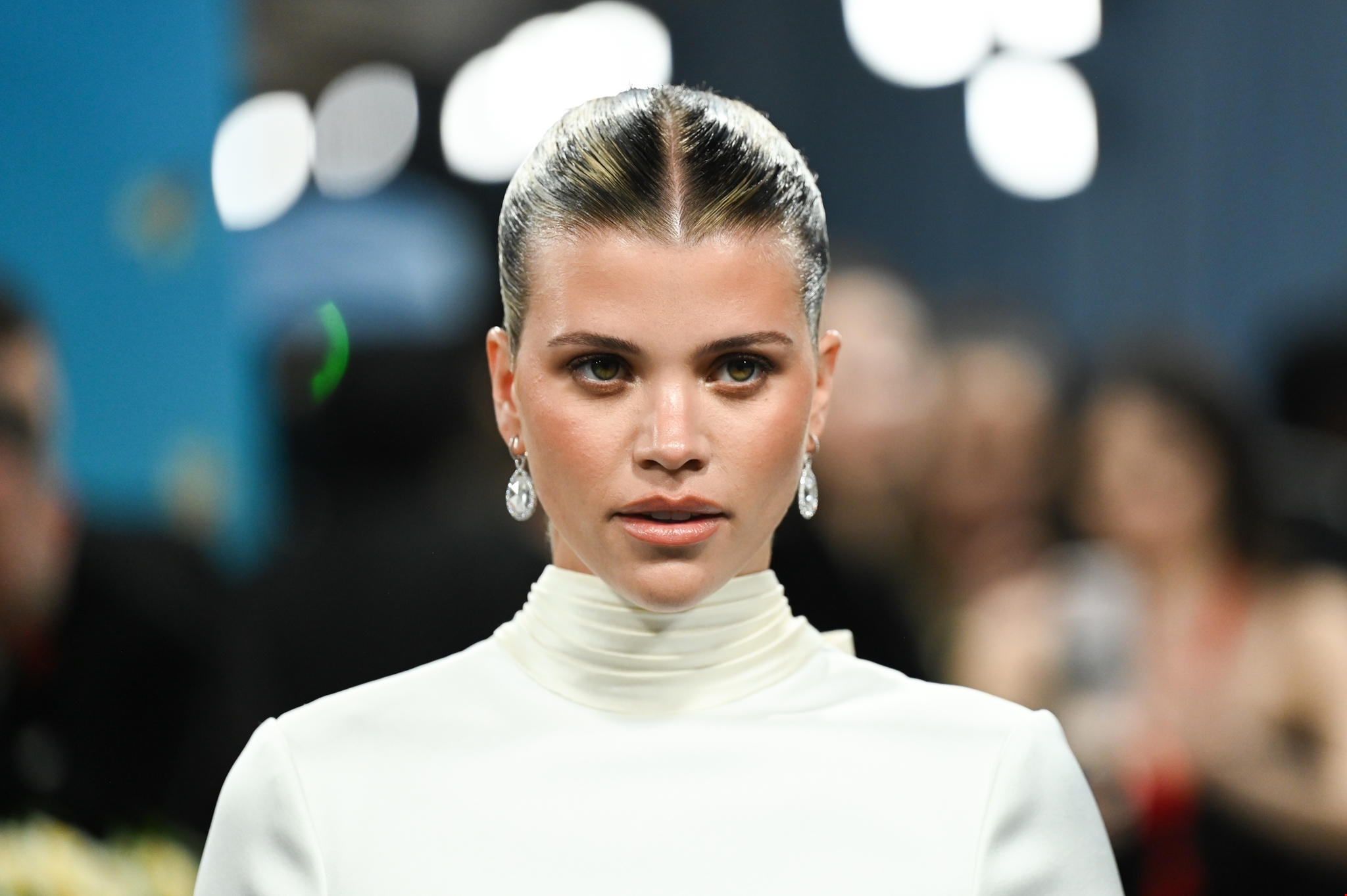 Το φρέσκο μακιγιάζ της Dua Lipa θα σε πείσει να δοκιμάσεις τη χρωματιστή mascara στα καλοκαιρινά σου μακιγιάζ - εικόνα 1