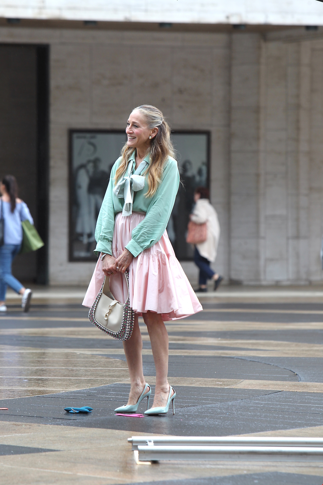 Sarah Jessica Parker & Cynthia Nixon | Με παπούτσια Dries Van Noten και Alexander McQueen στα γυρίσματα του And Just Like That Season 3 - εικόνα 5