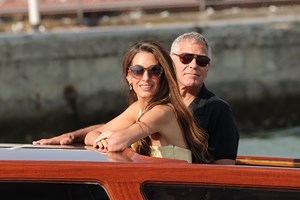 Βίκυ Καγιά | Με sleek bun και elegant μακιγιάζ στο κόκκινο χαλί του Φεστιβάλ Βενετίας - εικόνα 1