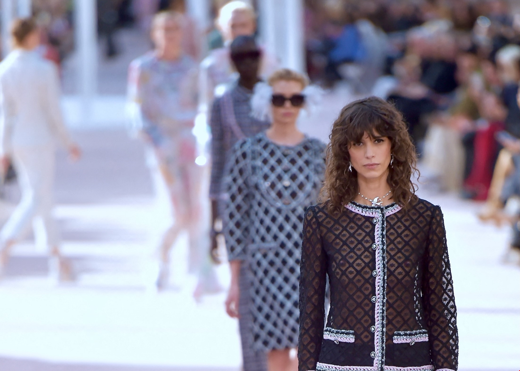 Η Άννα Μαρία Παπαχαραλάμπους γίνεται καστανόξανθη και υιοθετεί το κούρεμα των πρωταγωνιστριών της Nouvelle Vague - εικόνα 1