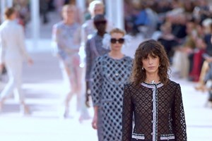 Η Άννα Μαρία Παπαχαραλάμπους γίνεται καστανόξανθη και υιοθετεί το κούρεμα των πρωταγωνιστριών της Nouvelle Vague - εικόνα 1