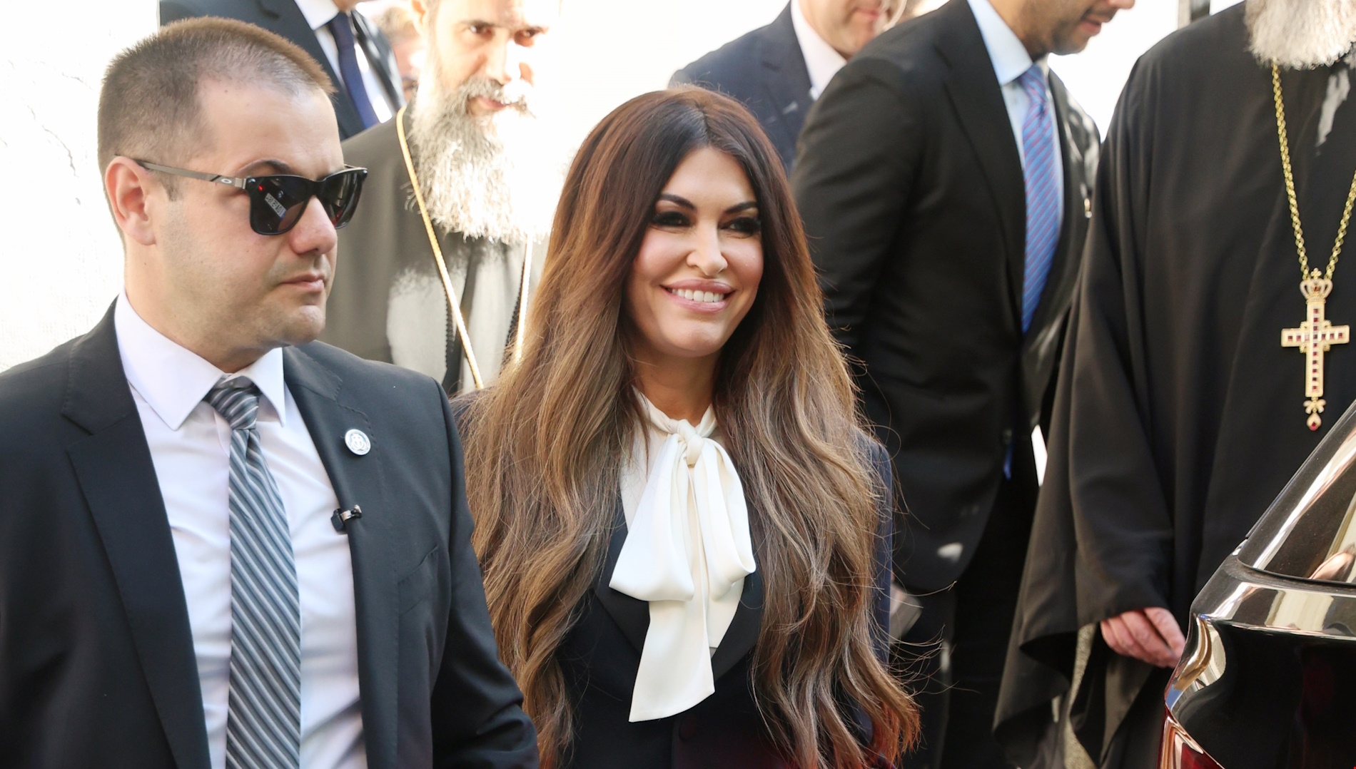 Η Kimberly Guilfoyle επιλέγει ξανά την cool στολή της με navy κοστούμι και pussy bow μπλούζα