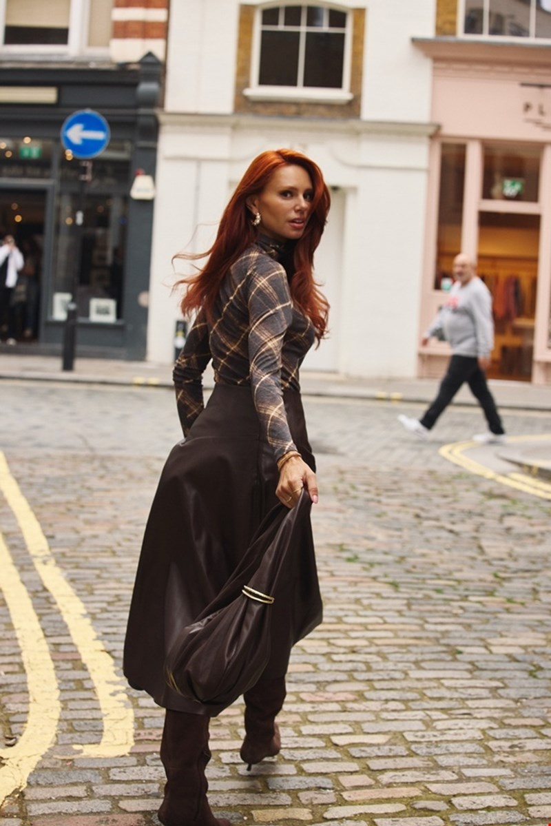 Η Έβελυν Καζαντζόγλου σε μία ultra stylish εμφάνιση στο Λονδίνο.