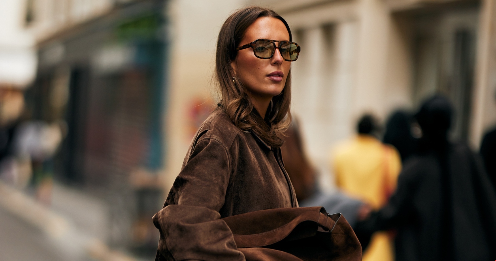 Η Ράνια Τζίμα με κόκκινο παλτό | Πώς θα φορέσεις με στιλ τα έντονα χρώματα - εικόνα 1