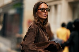 Η Ράνια Τζίμα με κόκκινο παλτό | Πώς θα φορέσεις με στιλ τα έντονα χρώματα - εικόνα 1