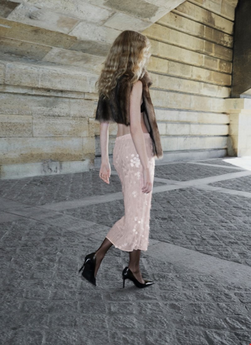 Η μίντι φούστα με τις πούλιες από τη Mango που θα φορέσεις στο επόμενο festive look