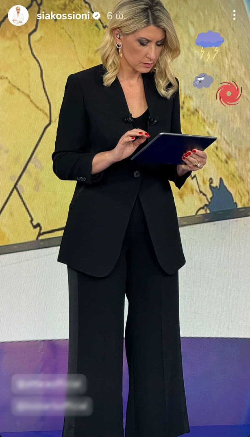 Η Σία Κοσιώνη με μαύρο κοστούμι στο δελτίο ειδήσεων