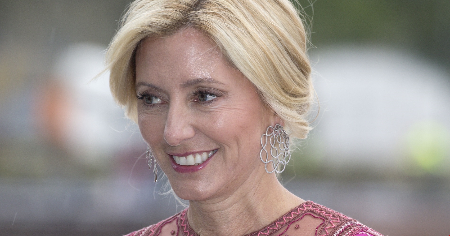 Η Άννα Μαρία με beige παλτό και designer bag στην πρόβα γάμου της Χρυσής Βαρδινογιάννη και του Νικόλαου Ντε Γκρες - εικόνα 1