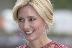 Η Άννα Μαρία με beige παλτό και designer bag στην πρόβα γάμου της Χρυσής Βαρδινογιάννη και του Νικόλαου Ντε Γκρες - εικόνα 1