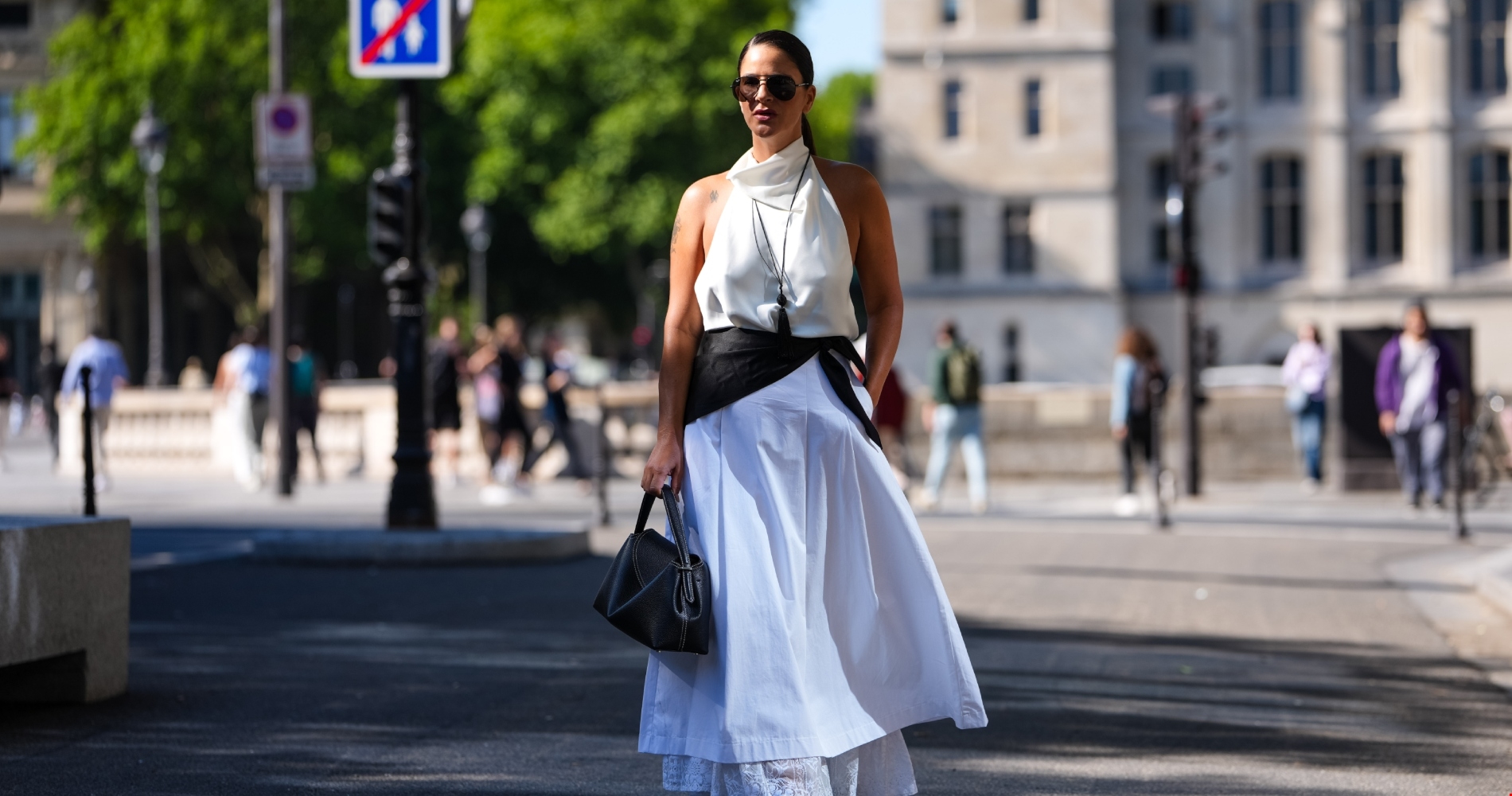 Η Έλλη Στάη με total μαύρο σύνολο και statement κοσμήματα στην Επίδαυρο - εικόνα 1