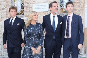 Κωνσταντίνος Ντε Γκρες & Madelyn Cline ανταλλάσσουν ένα καυτό φιλί και επιβεβαιώνουν τη σχέση τους - εικόνα 1