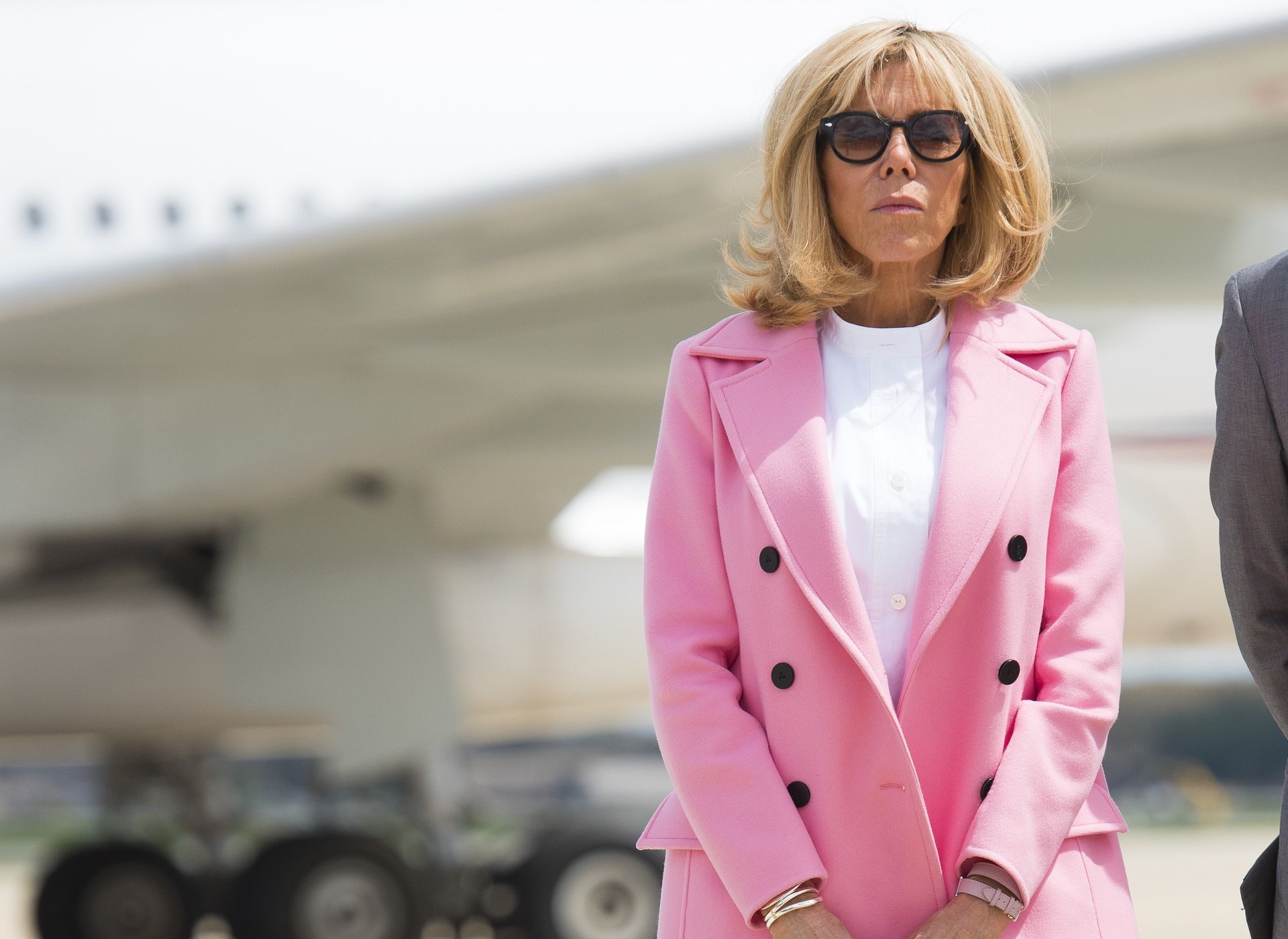 Η εμφάνιση της Brigitte Macron με βελούδινο παλτό κι ένα απροσδόκητο αξεσουάρ - εικόνα 1