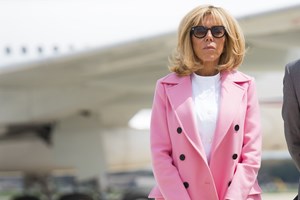 Η εμφάνιση της Brigitte Macron με βελούδινο παλτό κι ένα απροσδόκητο αξεσουάρ - εικόνα 1