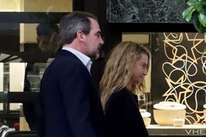 Νικόλαος Ντε Γκρες | Η έξοδος στο κέντρο της Αθήνας χωρίς τη Χρυσή Βαρδινογιάννη - εικόνα 1