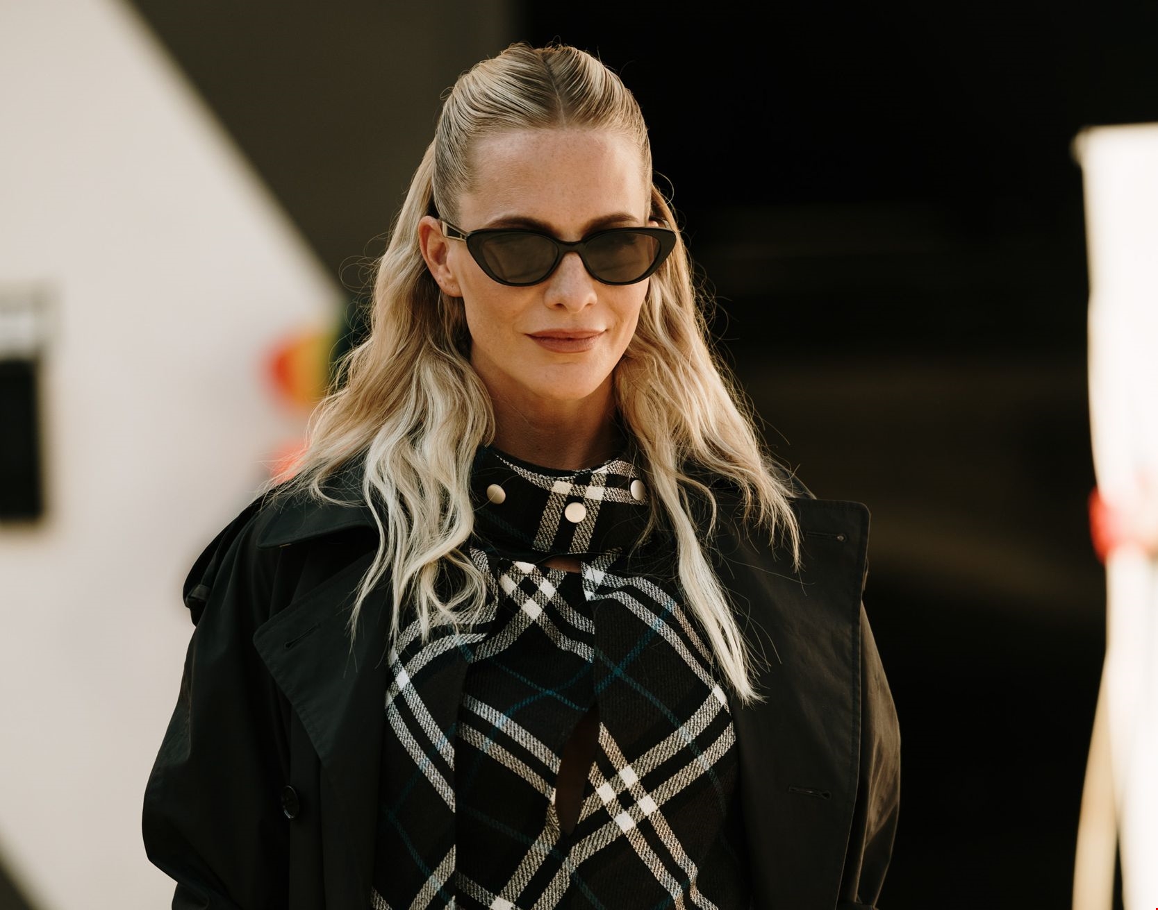 Metallic κοστούμι με shorts και διαφάνειες | Το βραδινό look της Βίκυς Καγιά - εικόνα 3