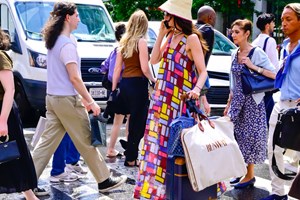 Πώς φαίνεται η Miranda Priestly σχεδόν 20 χρόνια αργότερα; Να πώς είναι το στυλ της στο The Devil Wears Prada 2 - εικόνα 4