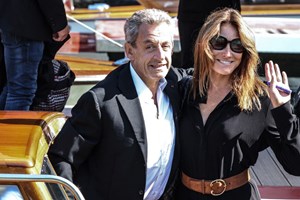 Η Carla Bruni στο πλευρό του συζύγου της, Nicolas Sarkozy μετά την καταδίκη του - εικόνα 1