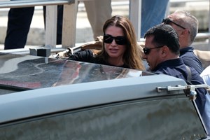 Η πριγκίπισσα Rajwa στη Βενετία με τη must oversized τσάντα του καλοκαιριού - εικόνα 3