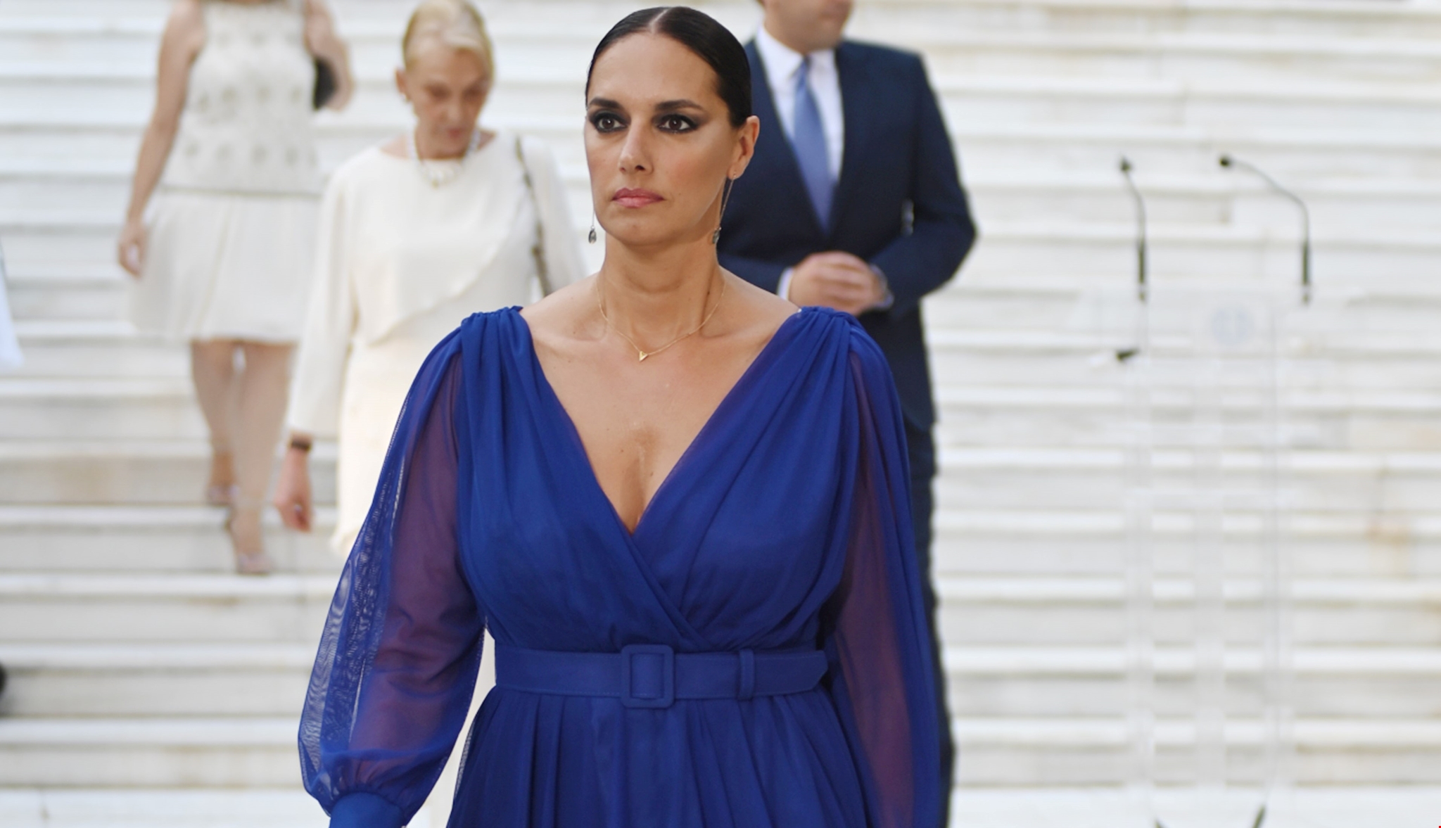 Rosey lips, red nail | Το makeup look της Νόνης Δούνια από τη συναυλία της Άννας Βίσση είναι μια κλασική επιλογή που ταιριάζει σε όλες μας - εικόνα 2