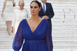 Rosey lips, red nail | Το makeup look της Νόνης Δούνια από τη συναυλία της Άννας Βίσση είναι μια κλασική επιλογή που ταιριάζει σε όλες μας - εικόνα 2