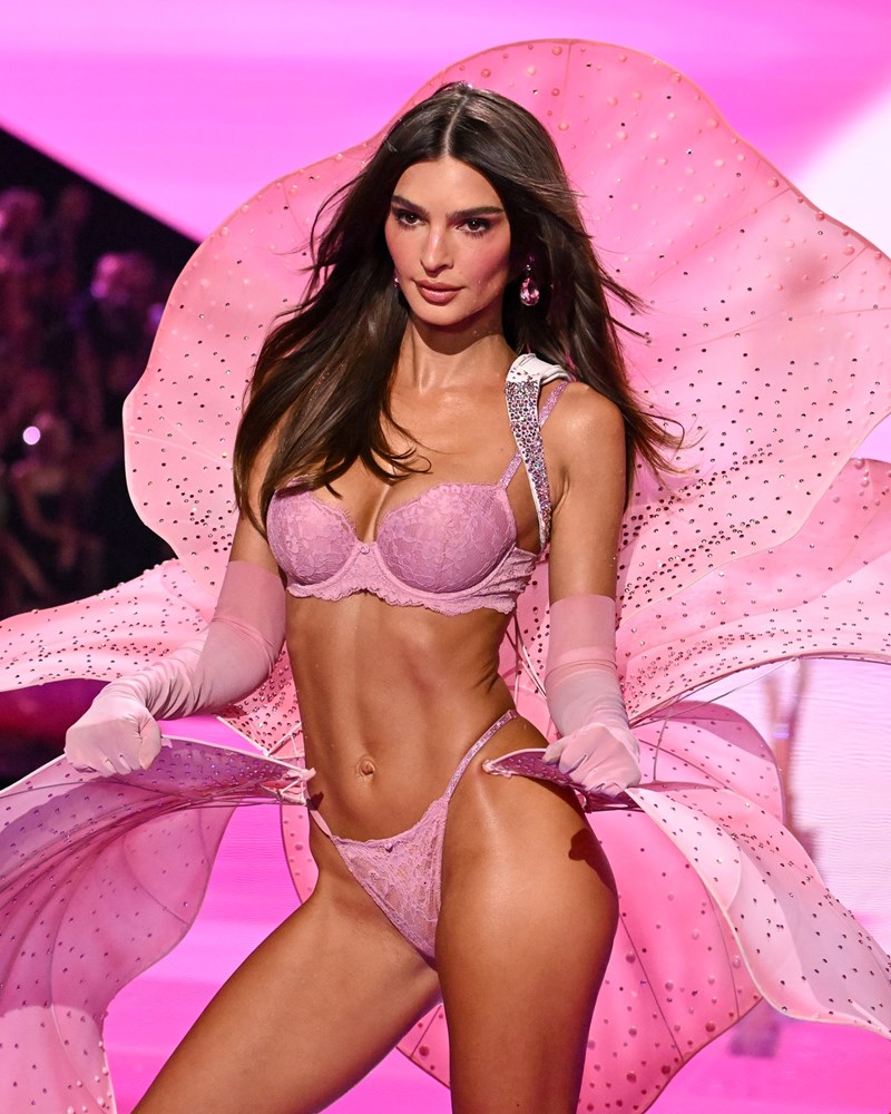 Emily Ratajkowski