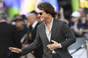 Ο Τοm Cruise και η Ana de Armas είναι ζευγάρι! Έχουμε φωτογραφίες τους να περπατούν χέρι χέρι - εικόνα 1