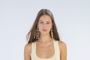 Melia Kreiling | Το φωτεινό κραγιόν της είναι ο διαχρονικός τρόπος για να αναδείξεις το μαύρισμά σου - εικόνα 1