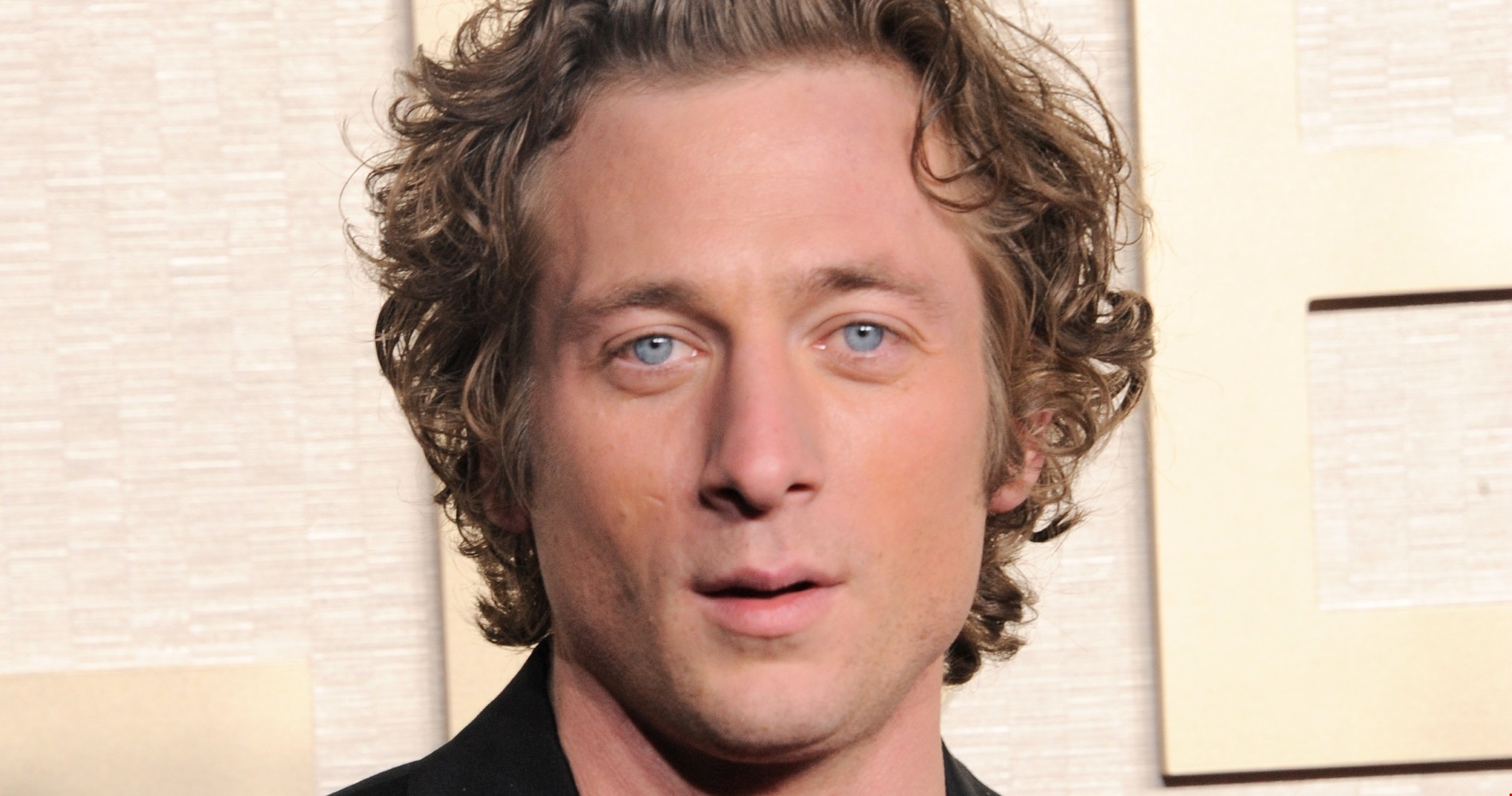 "Δουλεύεις σε ανθοπωλείο;" | Ο Jeremy Allen White αποκαλύπτει γιατί κουβαλάει πάντα μαζί του τεράστια μπουκέτα με λουλούδια - εικόνα 2