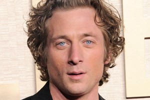 "Δουλεύεις σε ανθοπωλείο;" | Ο Jeremy Allen White αποκαλύπτει γιατί κουβαλάει πάντα μαζί του τεράστια μπουκέτα με λουλούδια - εικόνα 2