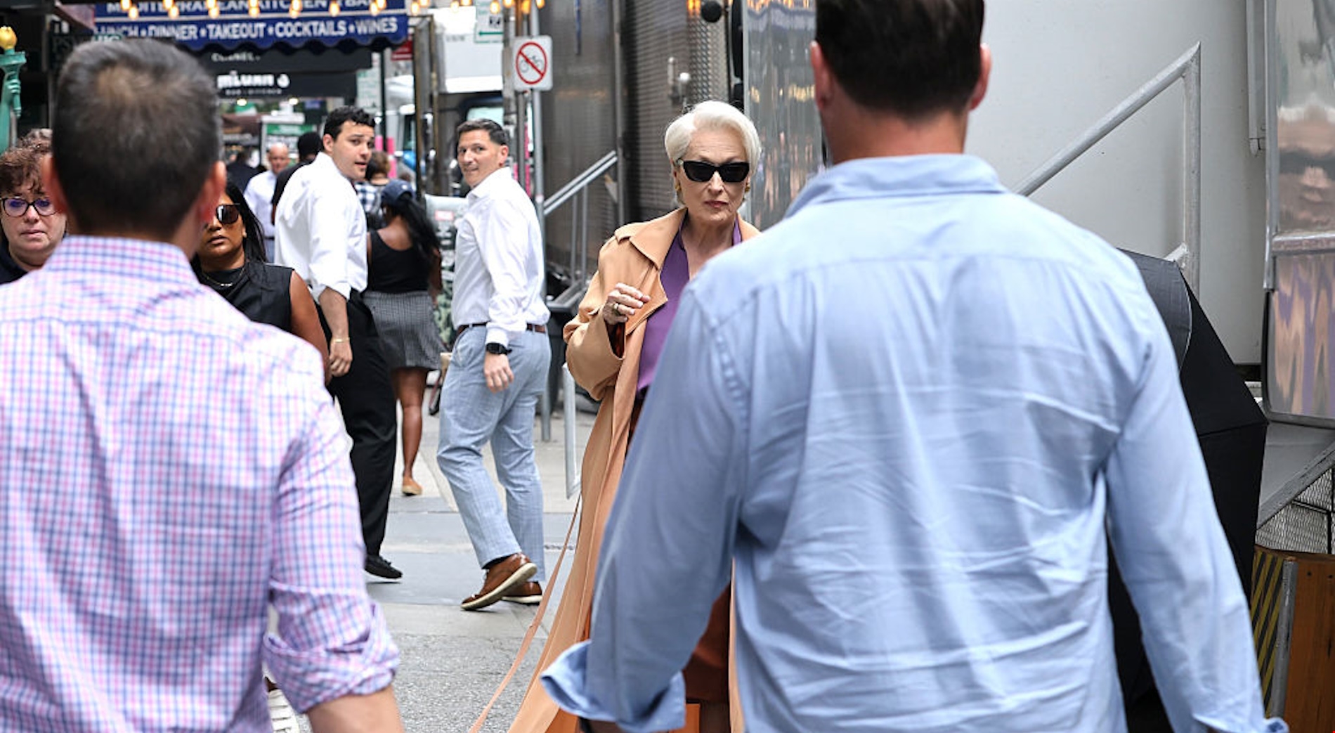 Η εντυπωσιακή πτώση της Anne Hathaway στα γυρίσματα της ταινίας "Ο Διάβολος Φοράει Prada 2" - εικόνα 3