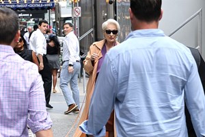 Η εντυπωσιακή πτώση της Anne Hathaway στα γυρίσματα της ταινίας "Ο Διάβολος Φοράει Prada 2" - εικόνα 3