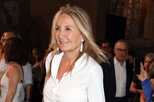 Σπάνια εμφάνιση της μητέρας της Μαρέβας Μητσοτάκη στο Μουσείο Ακρόπολης - εικόνα 5