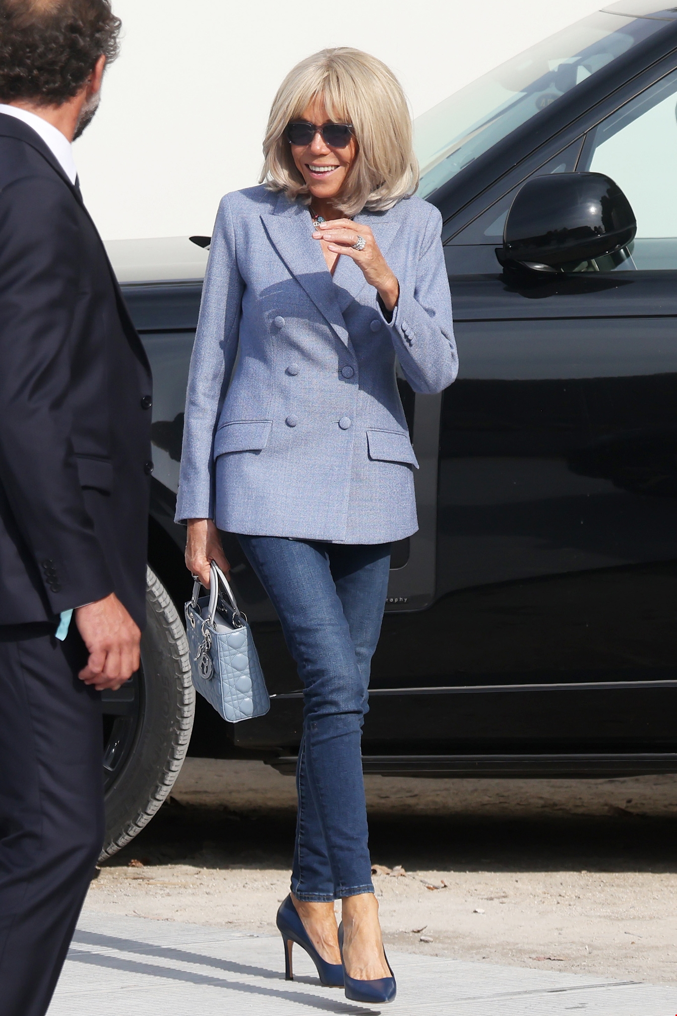 Brigitte Macron - Carla Bruni | Η συνάντηση της νυν και πρώην Πρώτης Κυρίας της Γαλλίας στο show του οίκου Dior